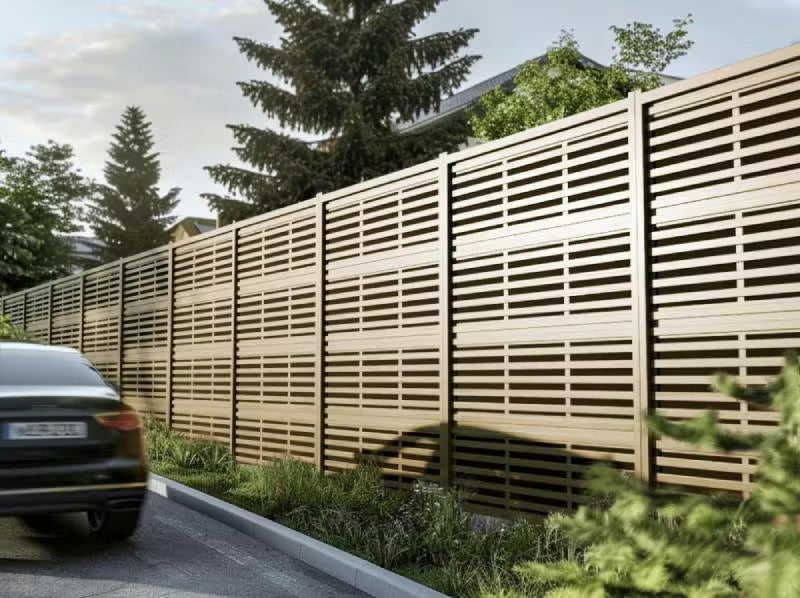Mur anti-bruit en panneaux de bois installé en limite de jardin