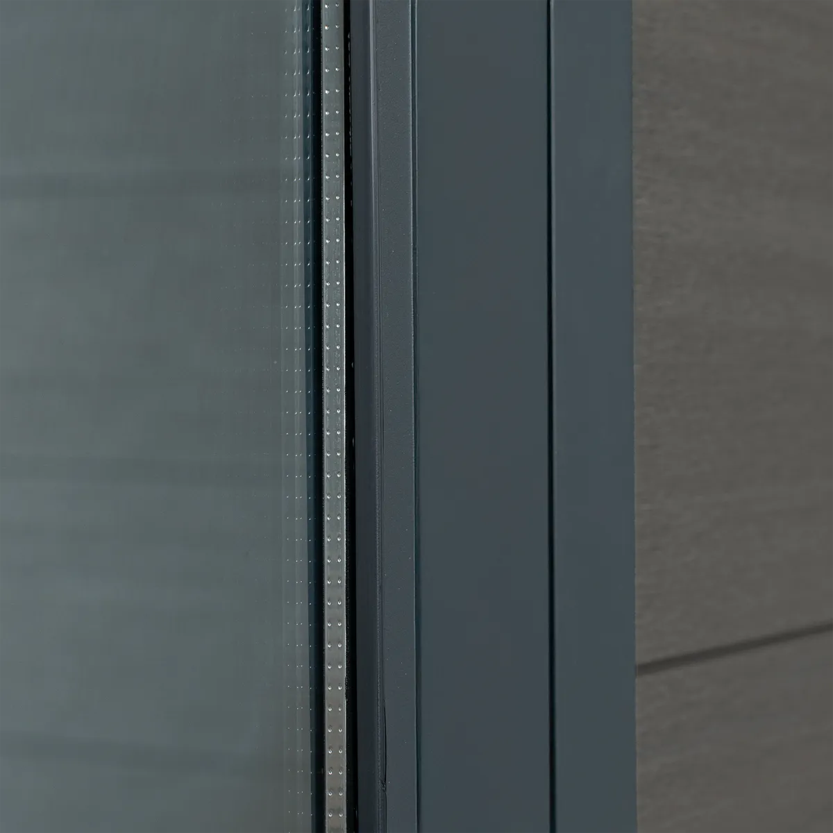 Montant aluminium et double vitrage d'un abri Isora
