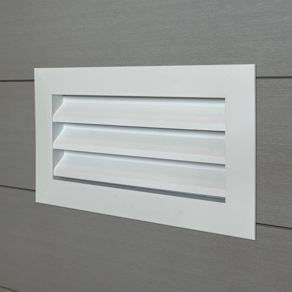 Grille-ventillation-blanche-WPC-gris-clair.png