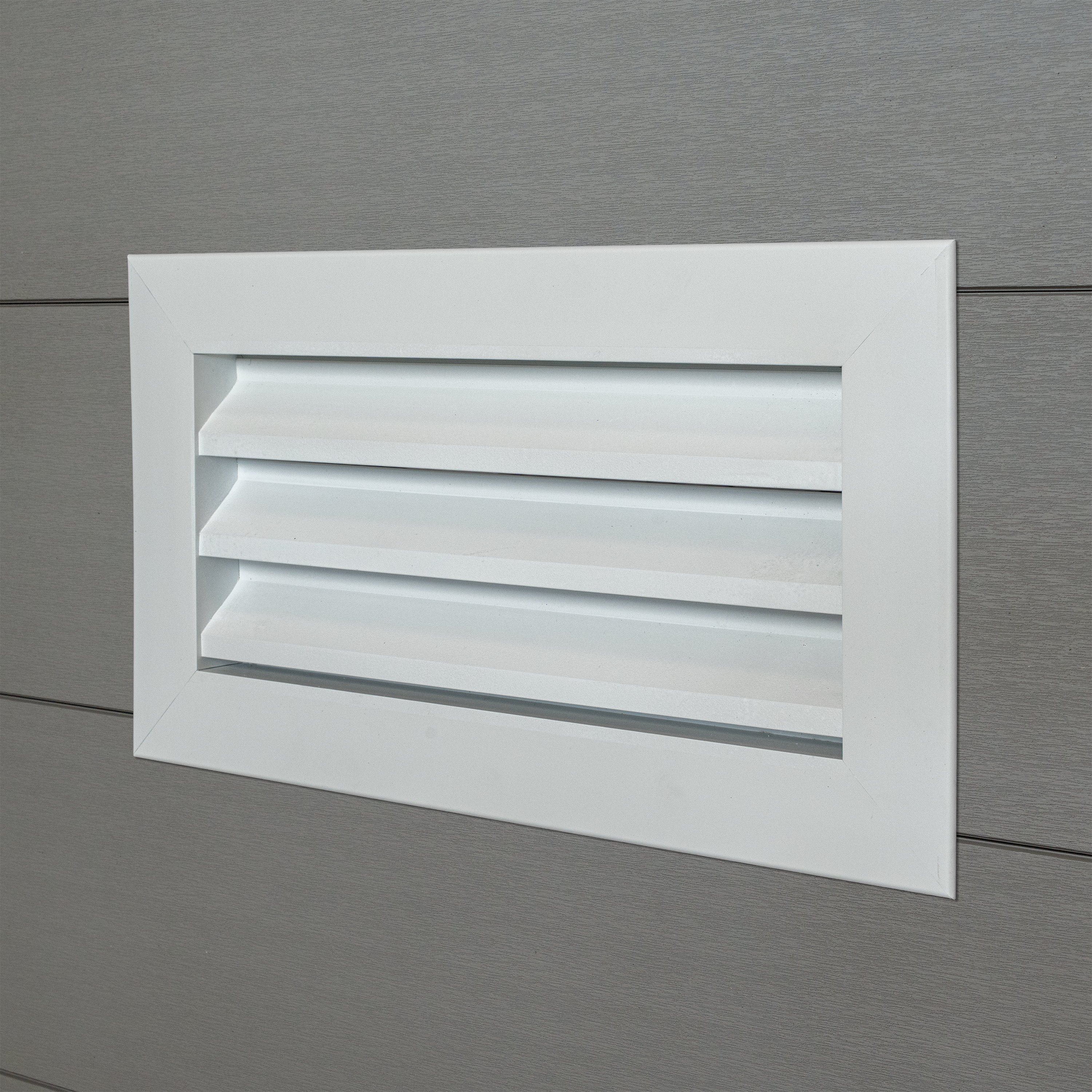 Grille-ventillation-blanche-WPC-gris-clair.png