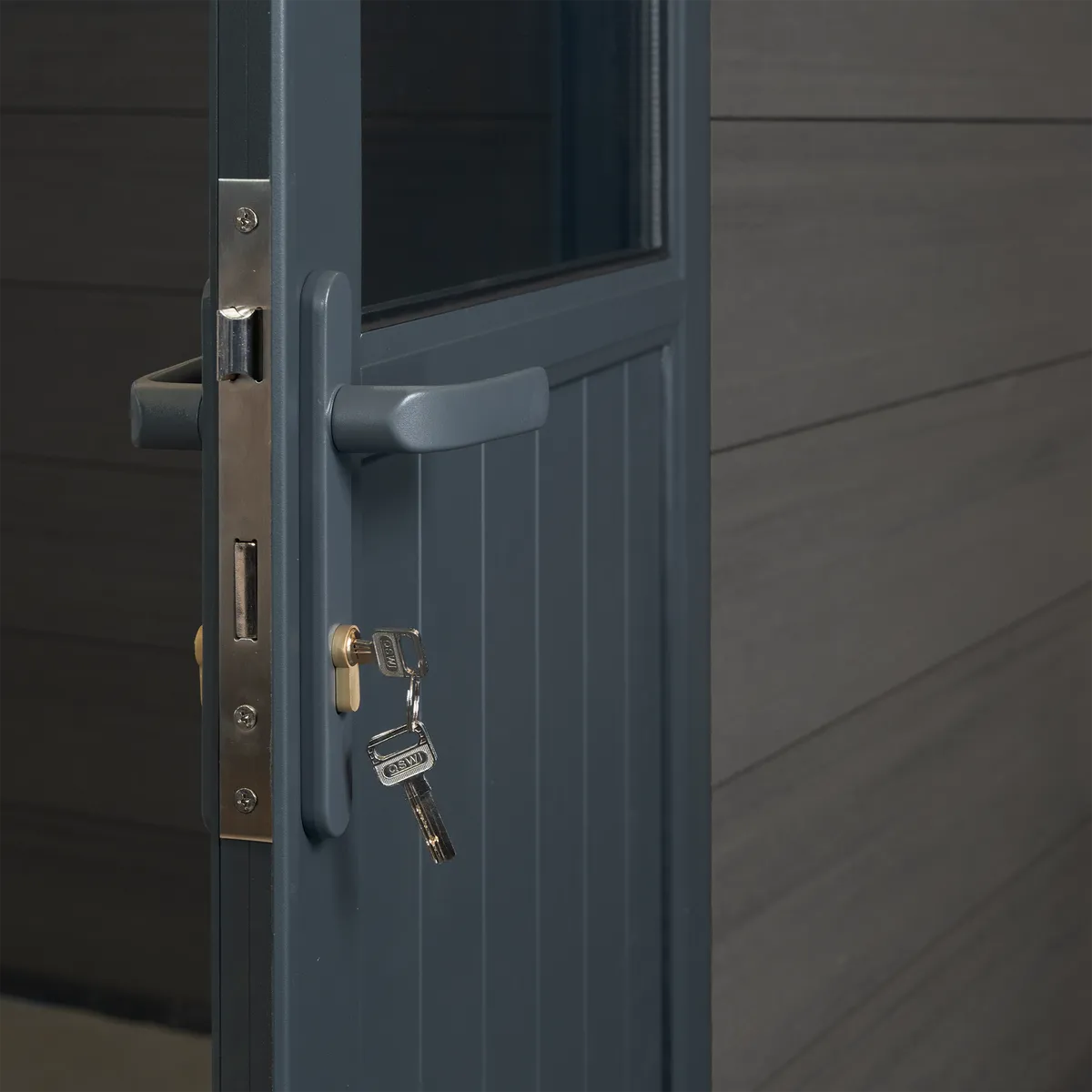 Poignée et serrure à cylindre de la porte d'un abri Isora
