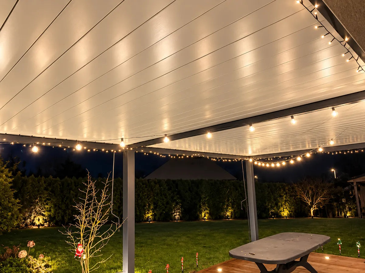Terrasse nocturne sous pergola lumineuse.png