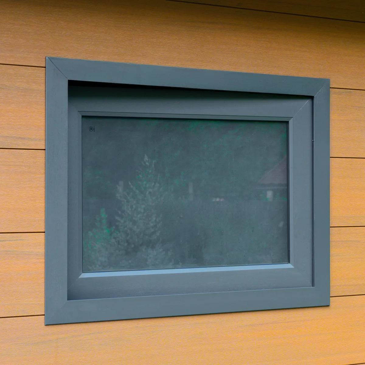 Fenêtre à cadre aluminium sur paroi composite brune, vue de face