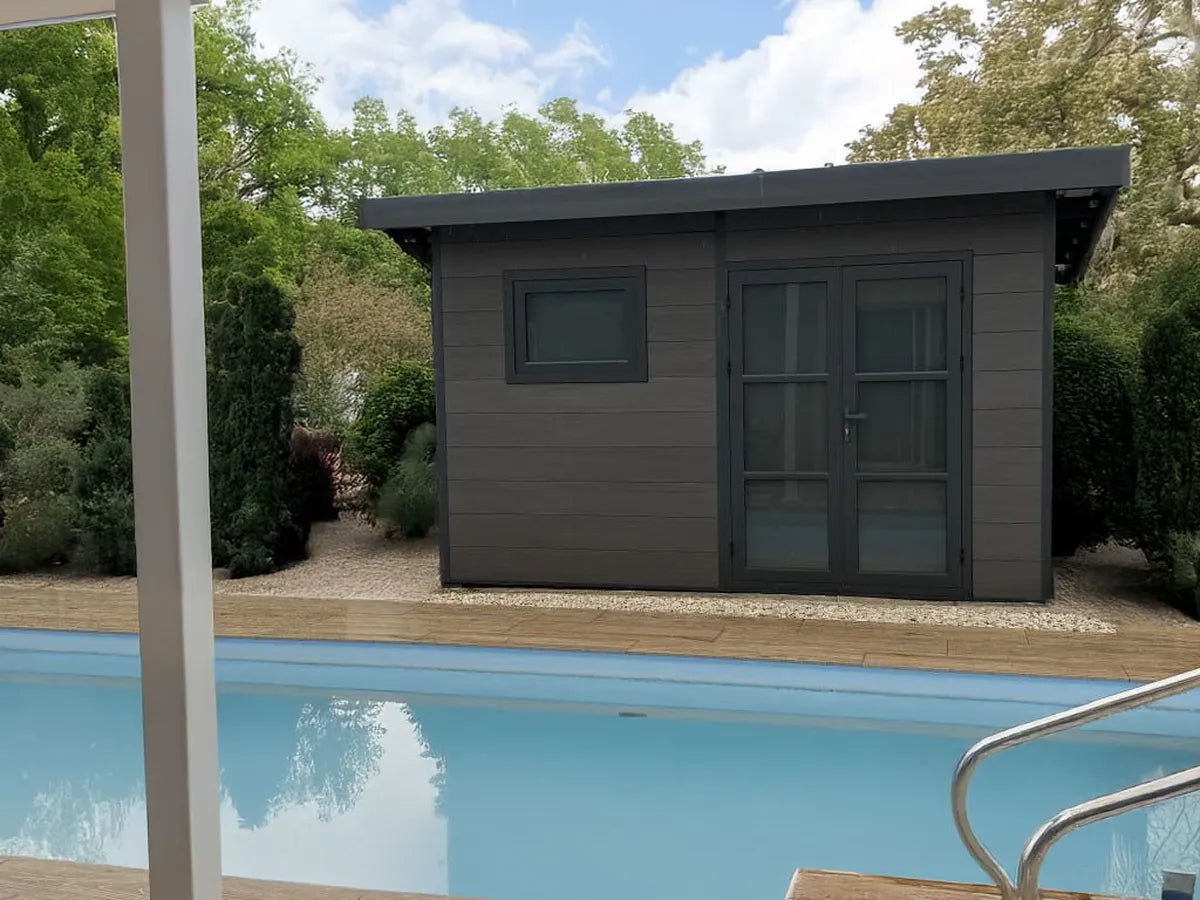 Abri composite anthracite installé chez un client au bord d'une piscine