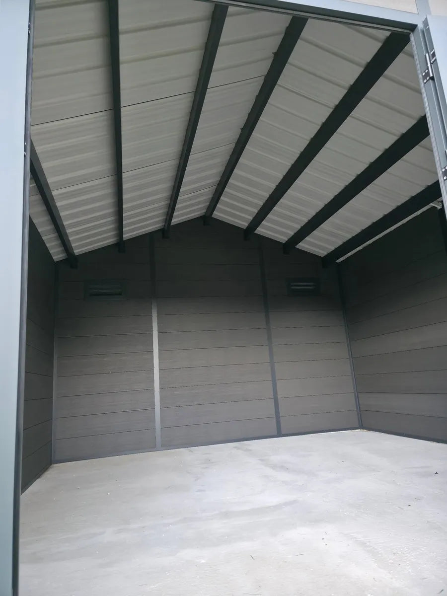 Intérieur vide d'un abri composite Isora, charpente aluminium apparente