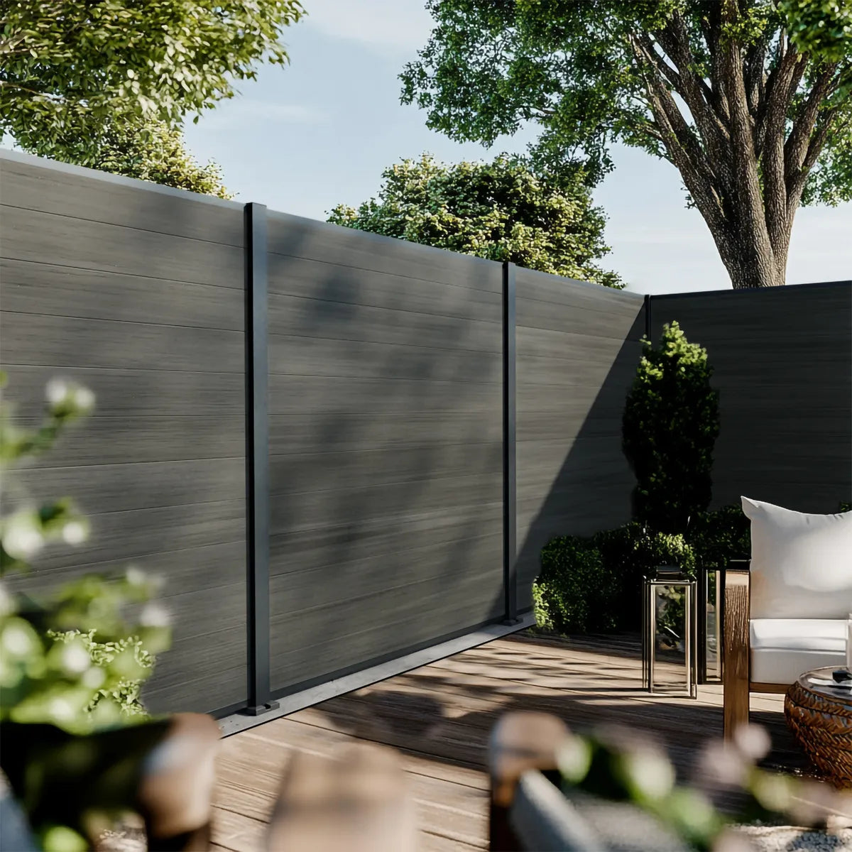 Clôture composite Cruz en ardoise, panneaux horizontaux, ambiance jardin