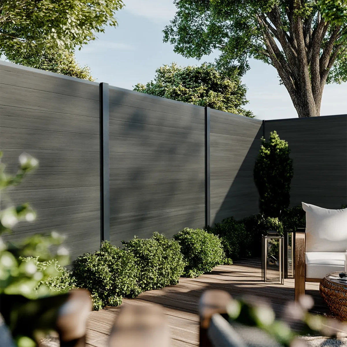 Clôture composite Cruz ardoise, ambiance jardin moderne et végétation