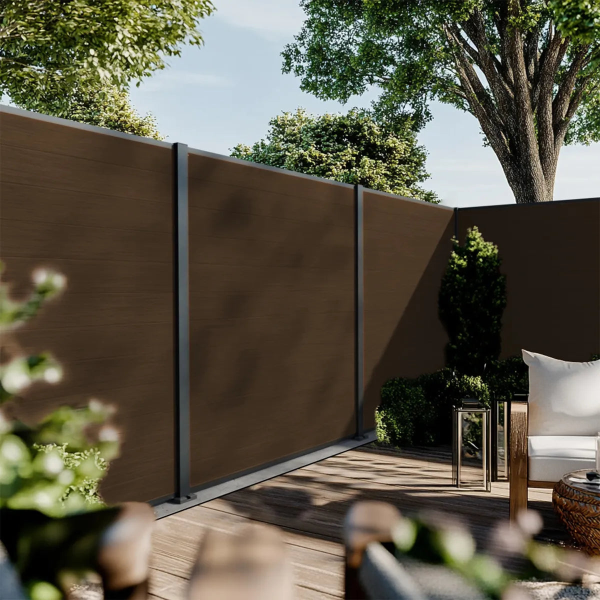 WPC-Zaun Cruz in Ipé, Gartenambiente, eleganter Braunton
