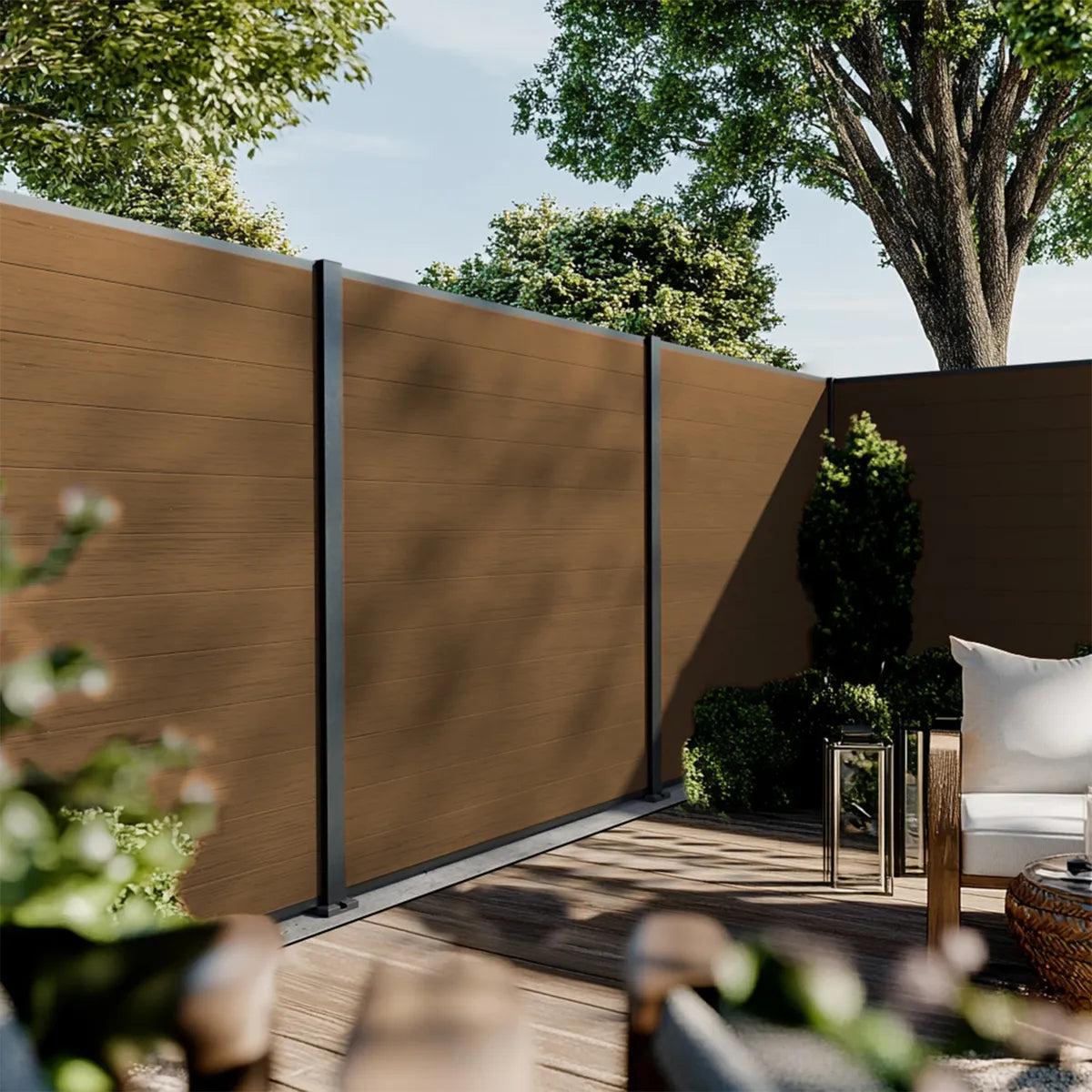 Clôture composite teck gamme Cruz, ambiance jardin moderne, éléments décoratifs