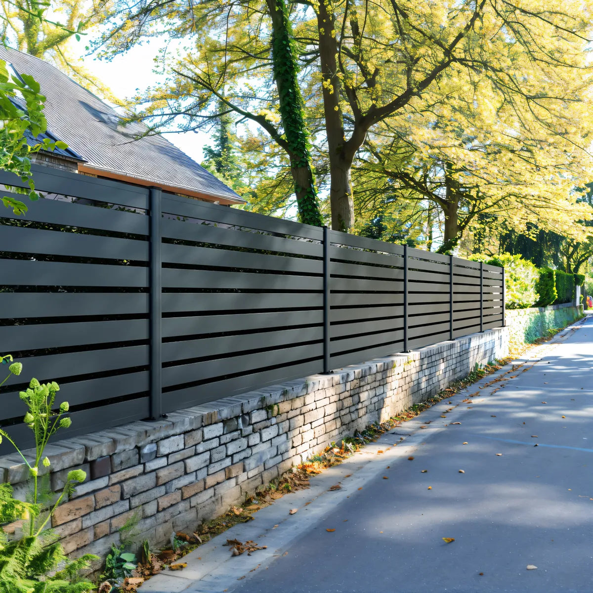 Clôture aluminium ajourée Olinda gris, lames effet lattis, 120 cm de hauteur