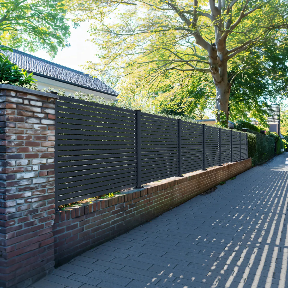 Clôture aluminium ajourée Olinda, effet lattis, teinte gris, jardin moderne