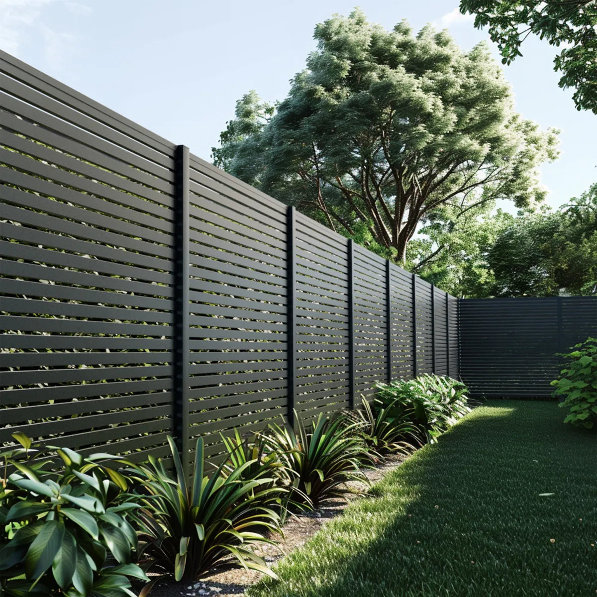 Clôture aluminium ajourée Olinda 4,5 cm, espace jardin verdoyant