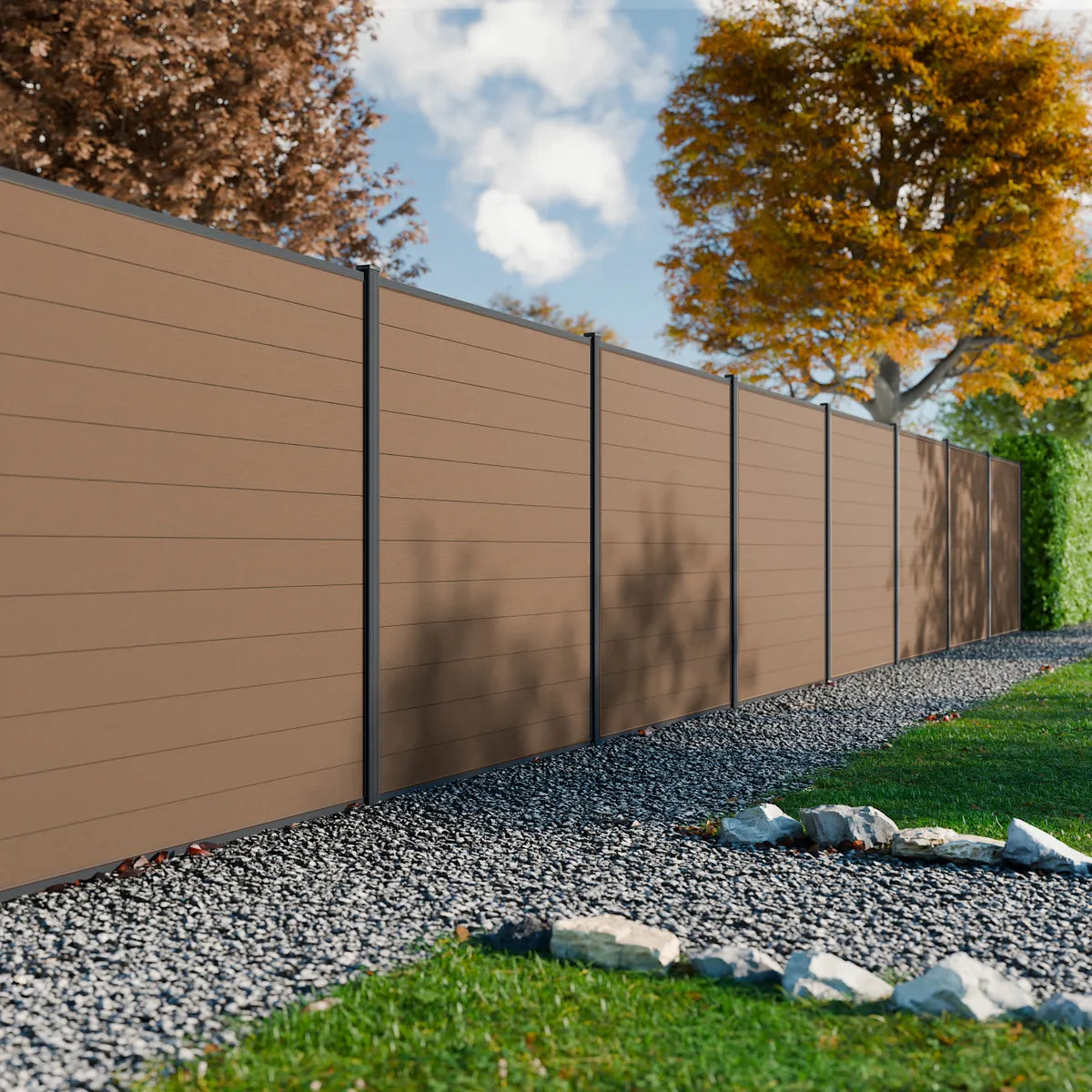 Valla composite Rio bronce anclada H180, textura madera natural en jardín