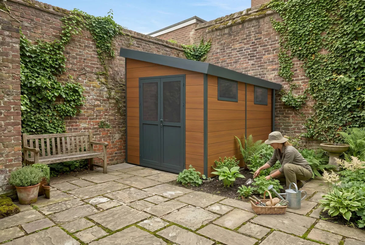 Abri composite adossé Mira 9 m² brun contre un mur en brique, femme jardinant