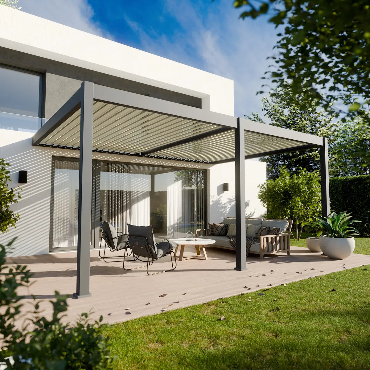 Pergola bioclimatique Elios 3x5 m aluminium gris, installée à côté d'une maison