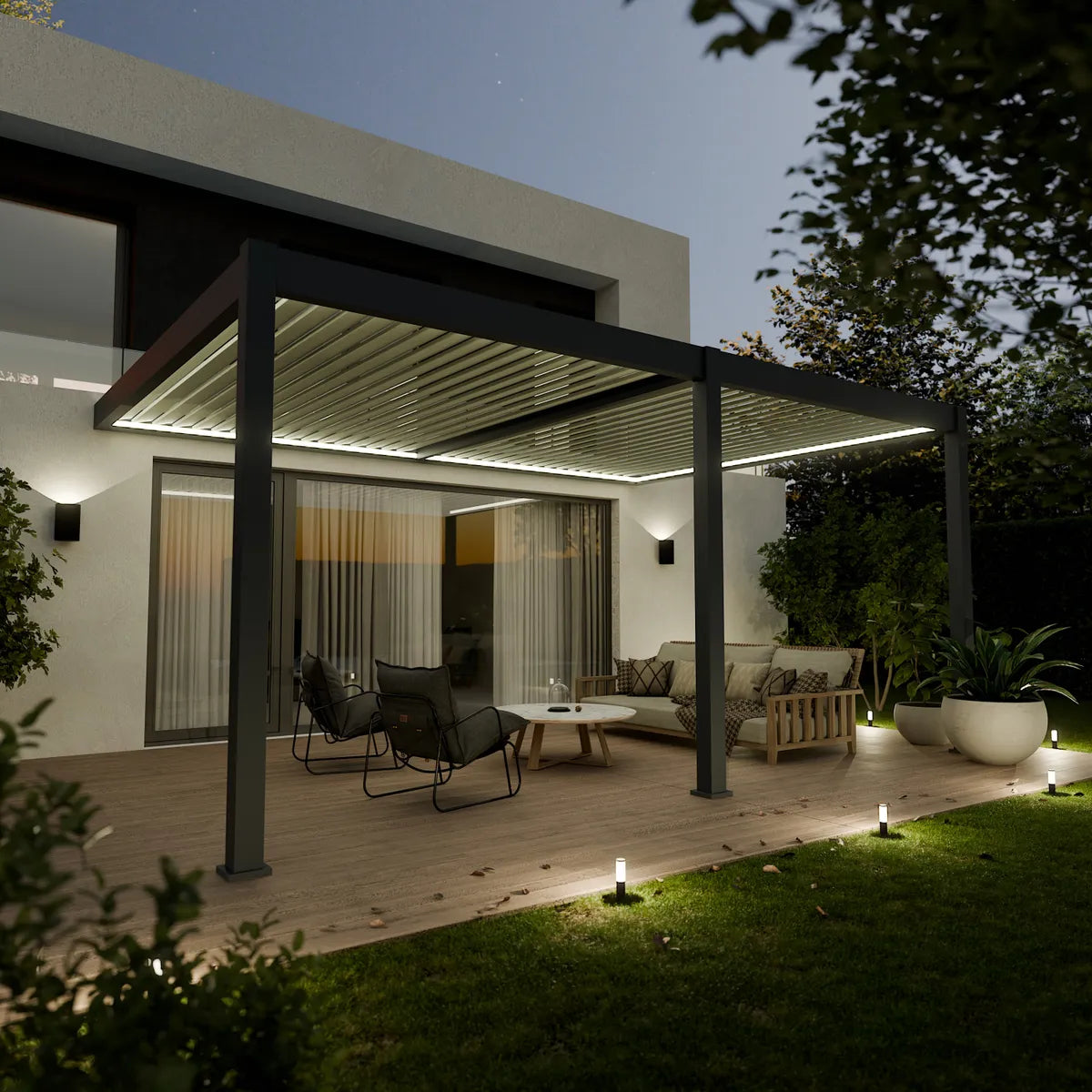 Bioklimatische Aluminium-Pergola Elios 3x5 m grau angebaut, Gartenatmosphäre