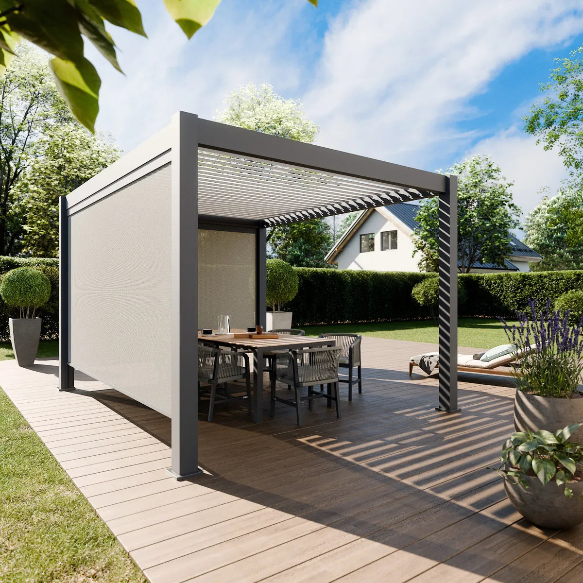 Bioklimatische aluminium pergola Elios grijs 3x4 m op houten terras met tafel
