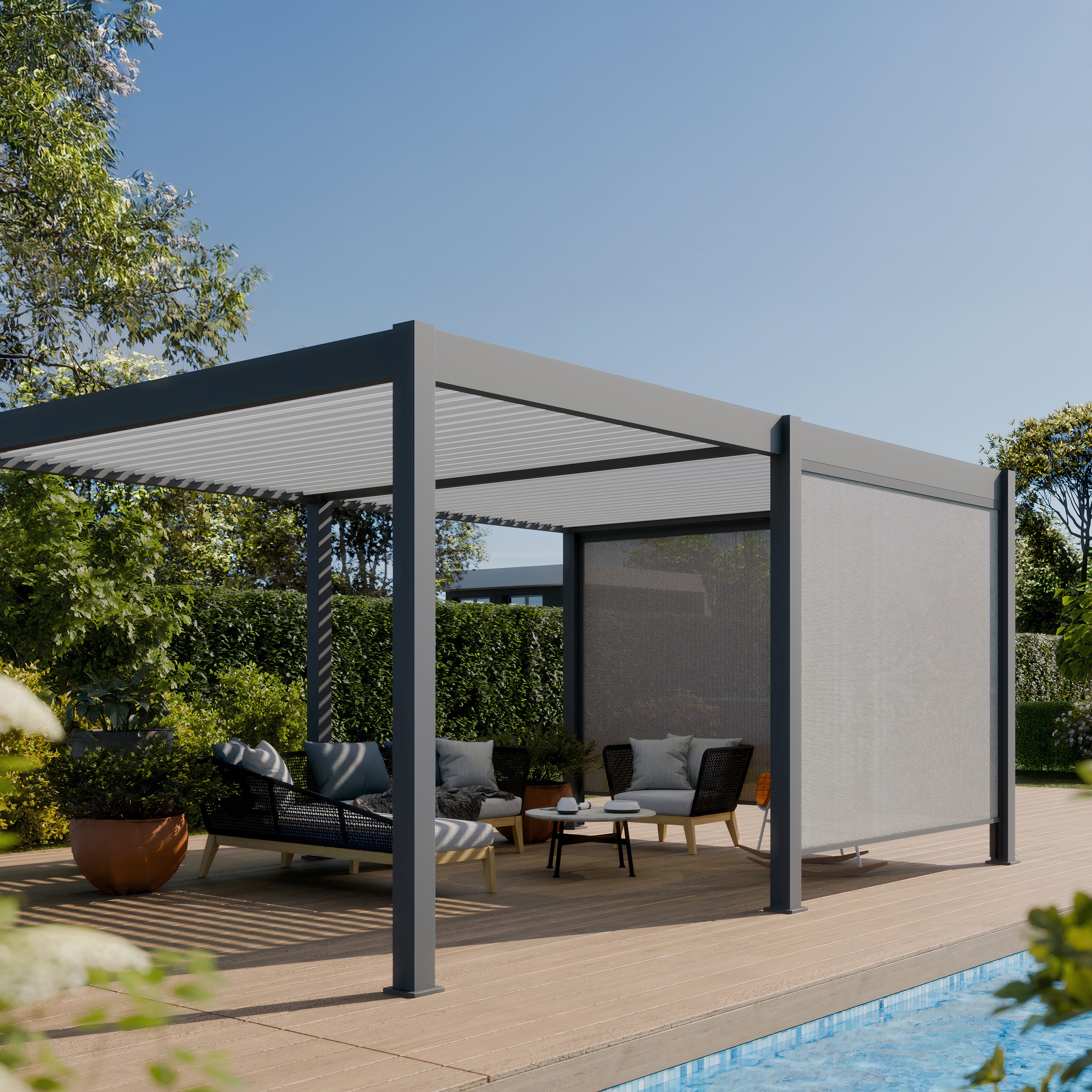 Pergola bioclimatique aluminium Elios 3x5 m dans un jardin près d'une piscine