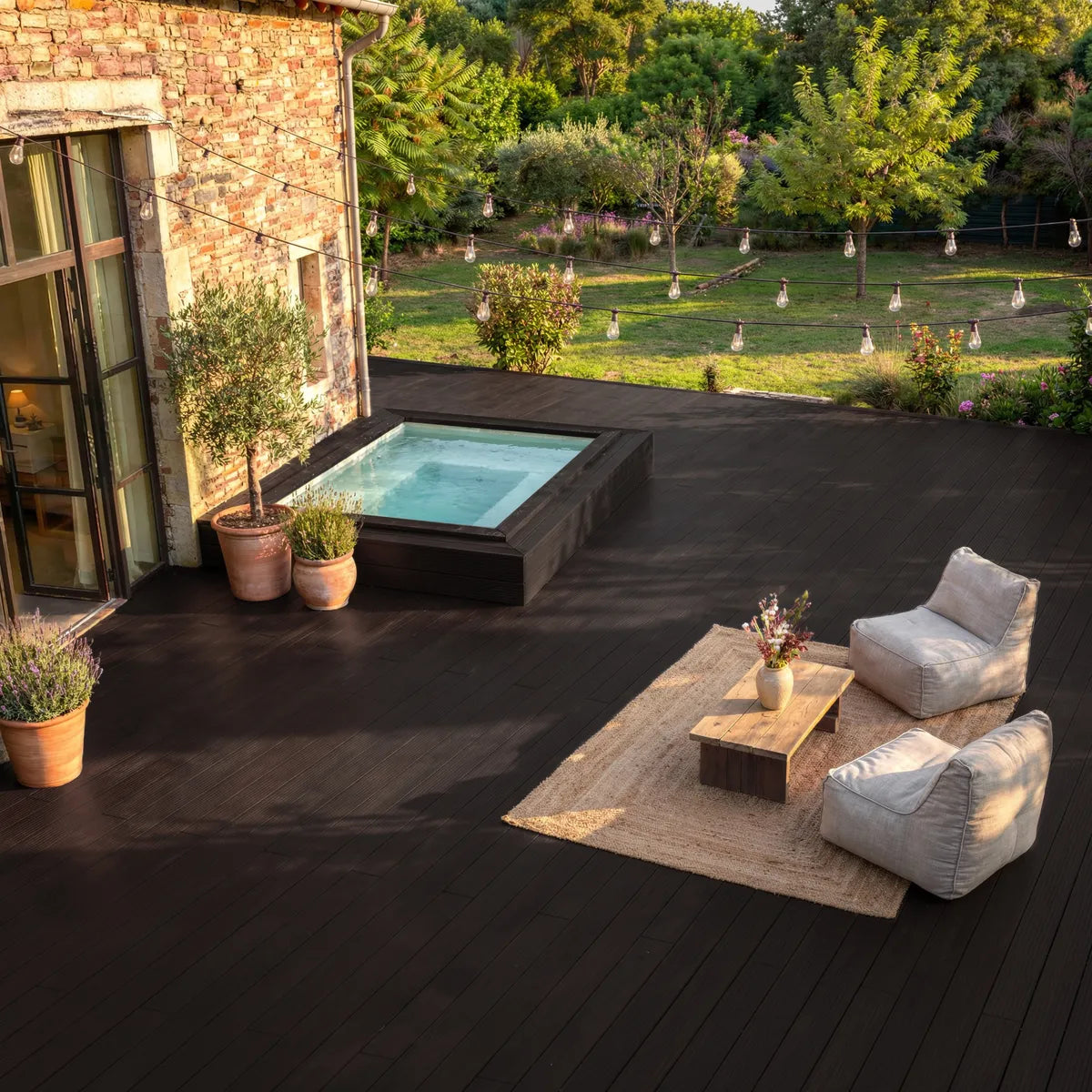 Terrasse bambou Melody en ambiance extérieure avec spa et mobilier
