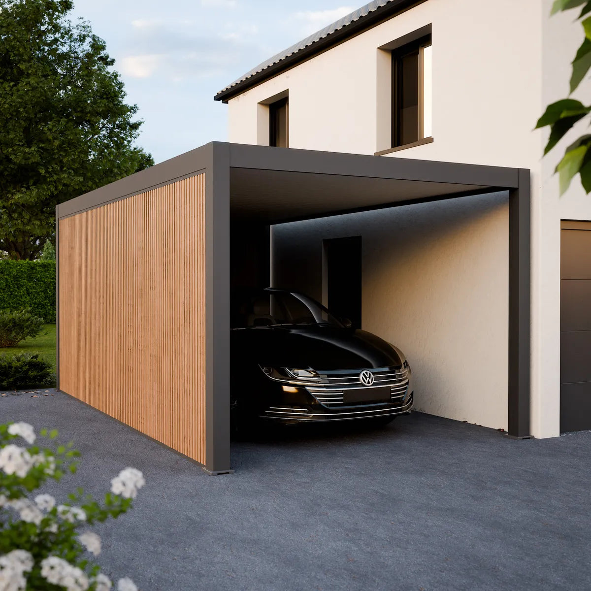 Carport aluminium Preston adossé à maison avec panneaux bois, ambiance jardin moderne