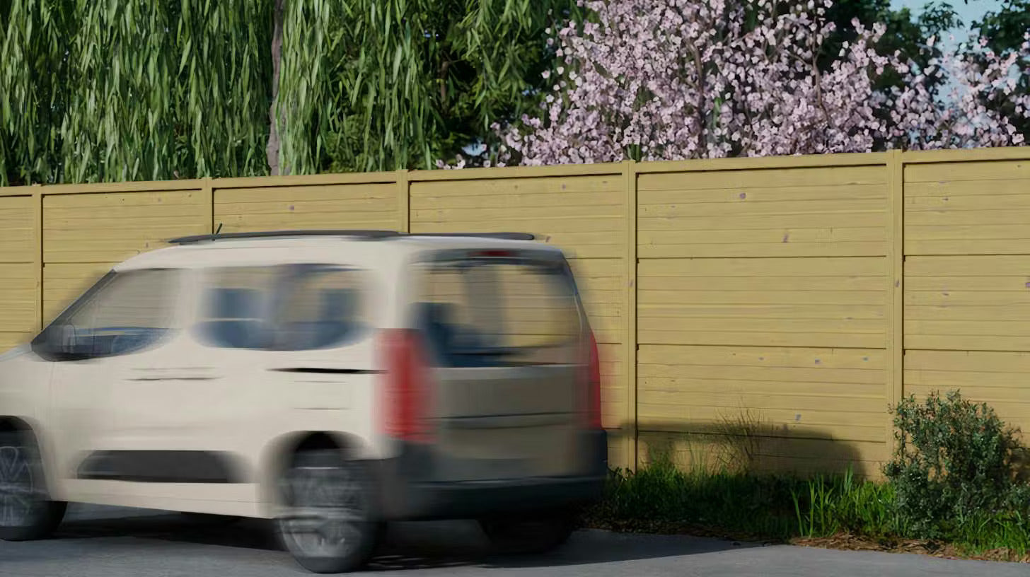 Mur anti-bruit extérieur avec des panneaux en bois, placé le long d'une route de banlieue.