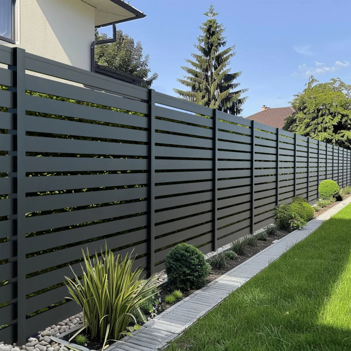 Clôture aluminium ajourée Olinda en gris, design lattes modernes