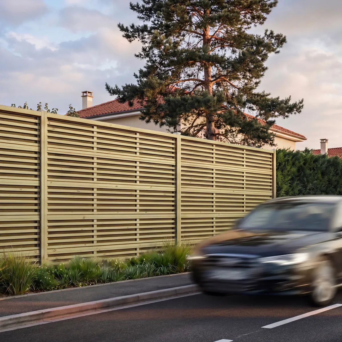 Mur anti-bruit acoustique extérieur Silenzo Absorb 240 cm en jardin
