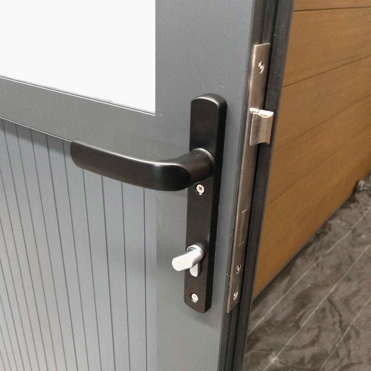 Poignée et serrure de la porte d'un abri composite adossé Mira