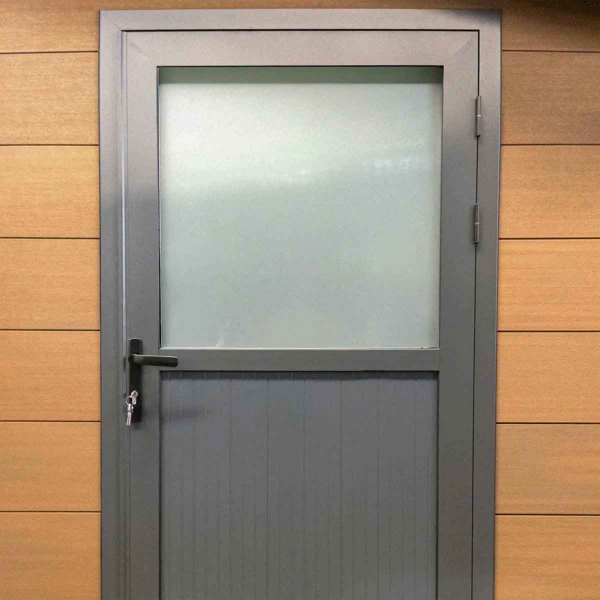 Porte vitrée à serrure d'un abri composite adossé Mira