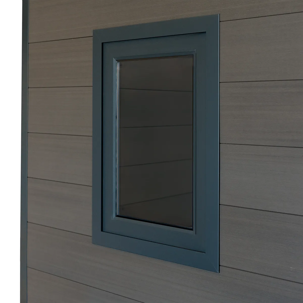 Fenêtre à cadre aluminium sur paroi composite grise d'un abri Isora