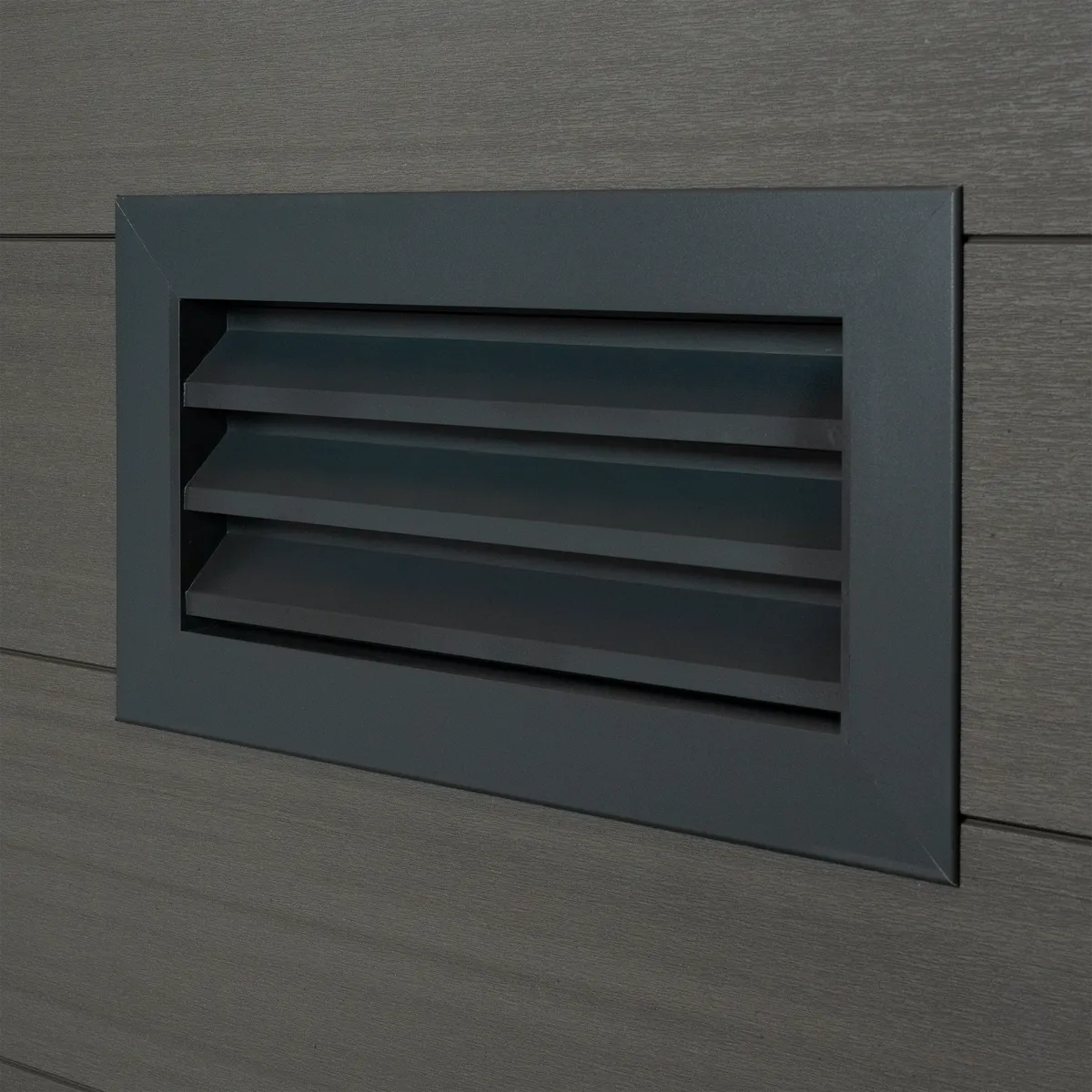 Grille de ventilation aluminium sur paroi composite grise