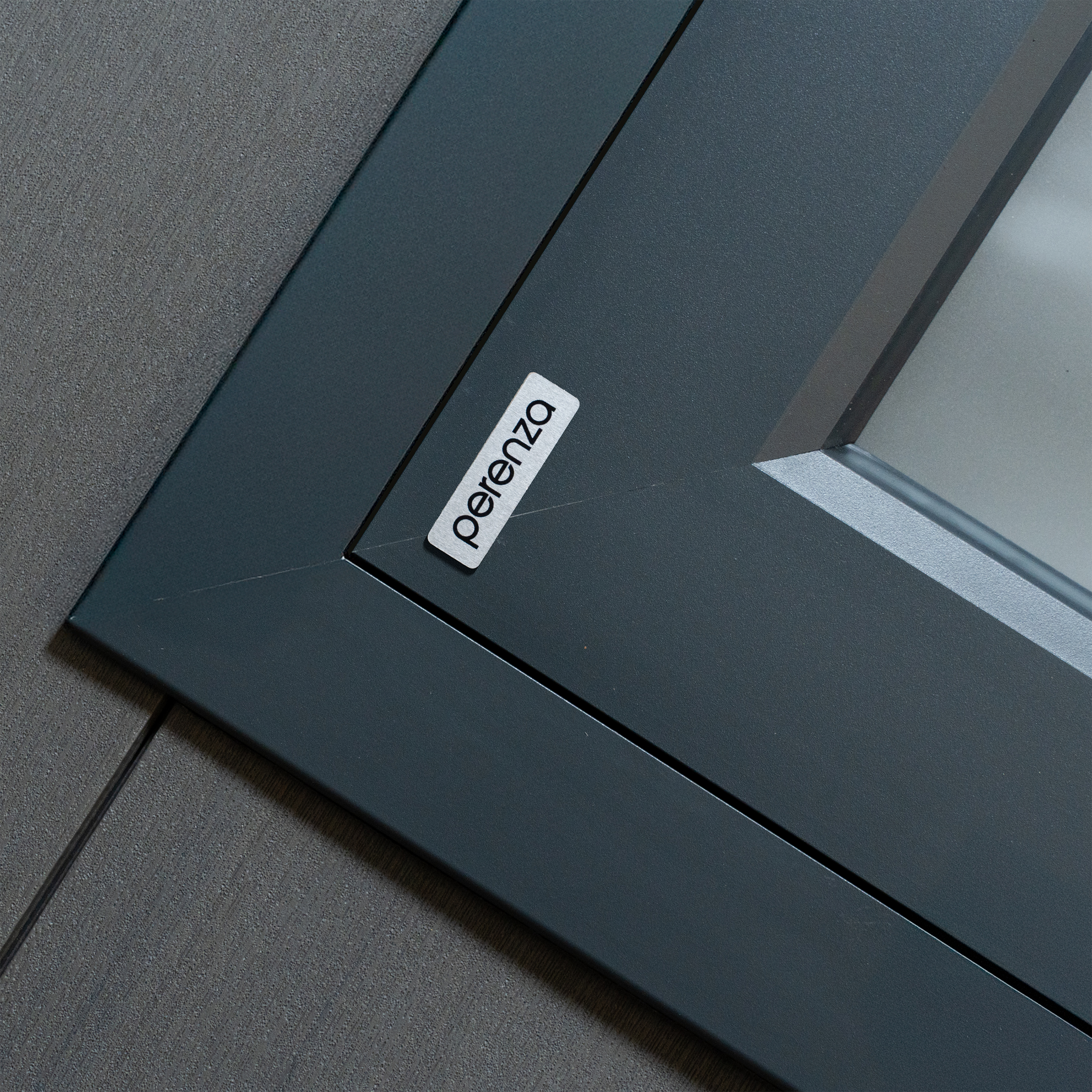 Perenza-logo-sur-porte.png