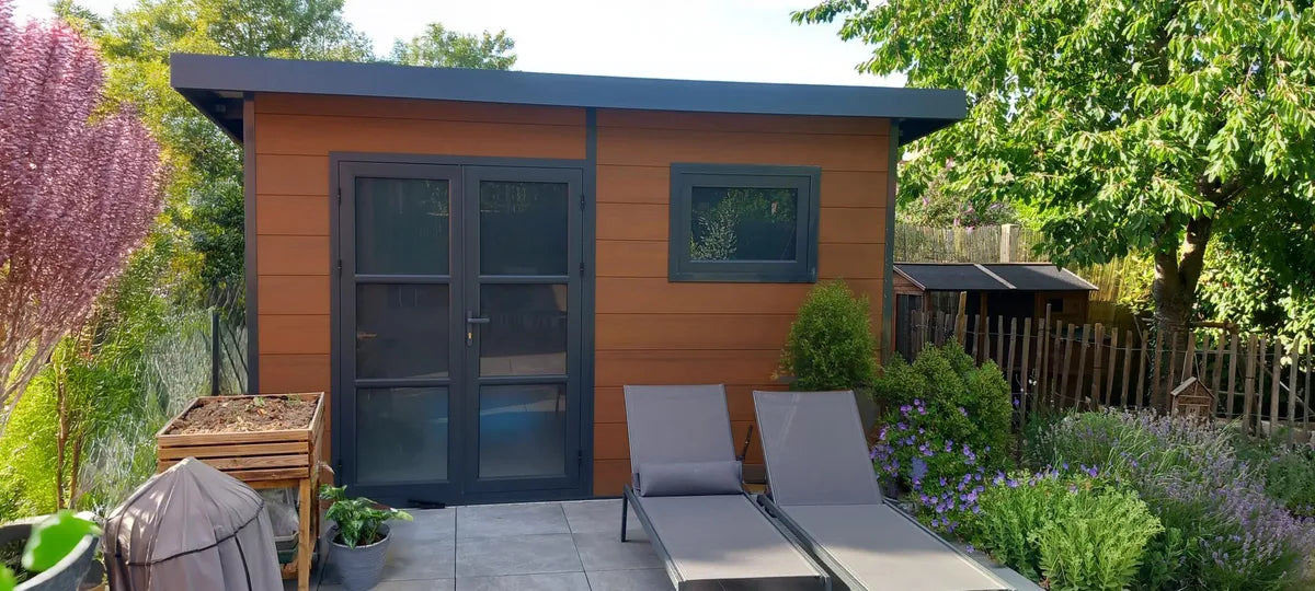 Abri composite brun avec transats, installé chez un client