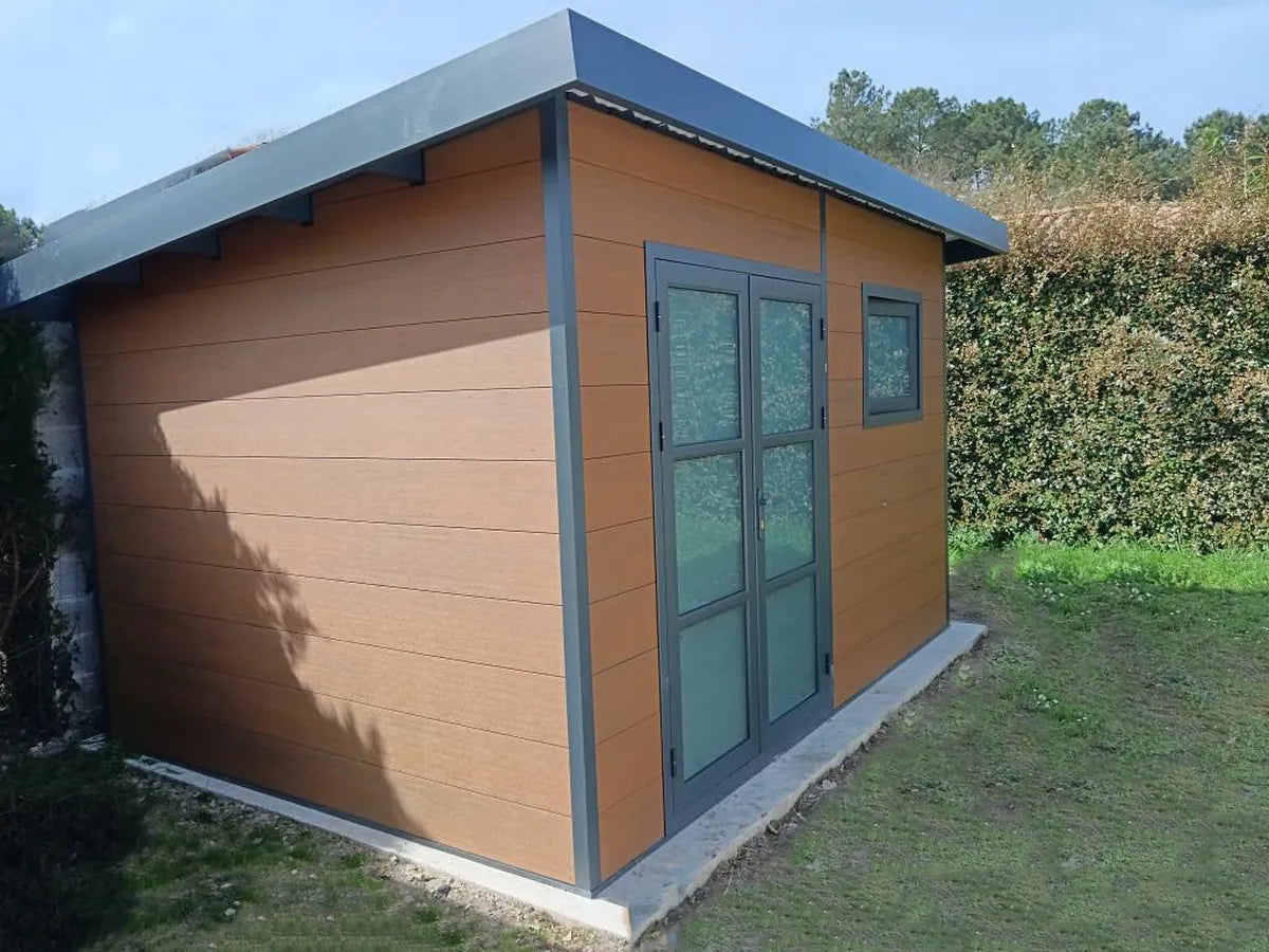 Abri composite brun à porte double vitrée installé chez un client