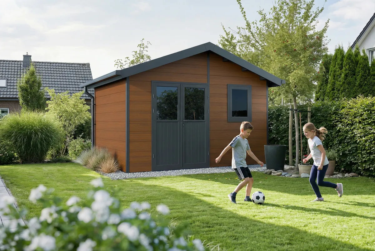 Abri composite Isora 12 m² brun, enfants jouant au ballon devant