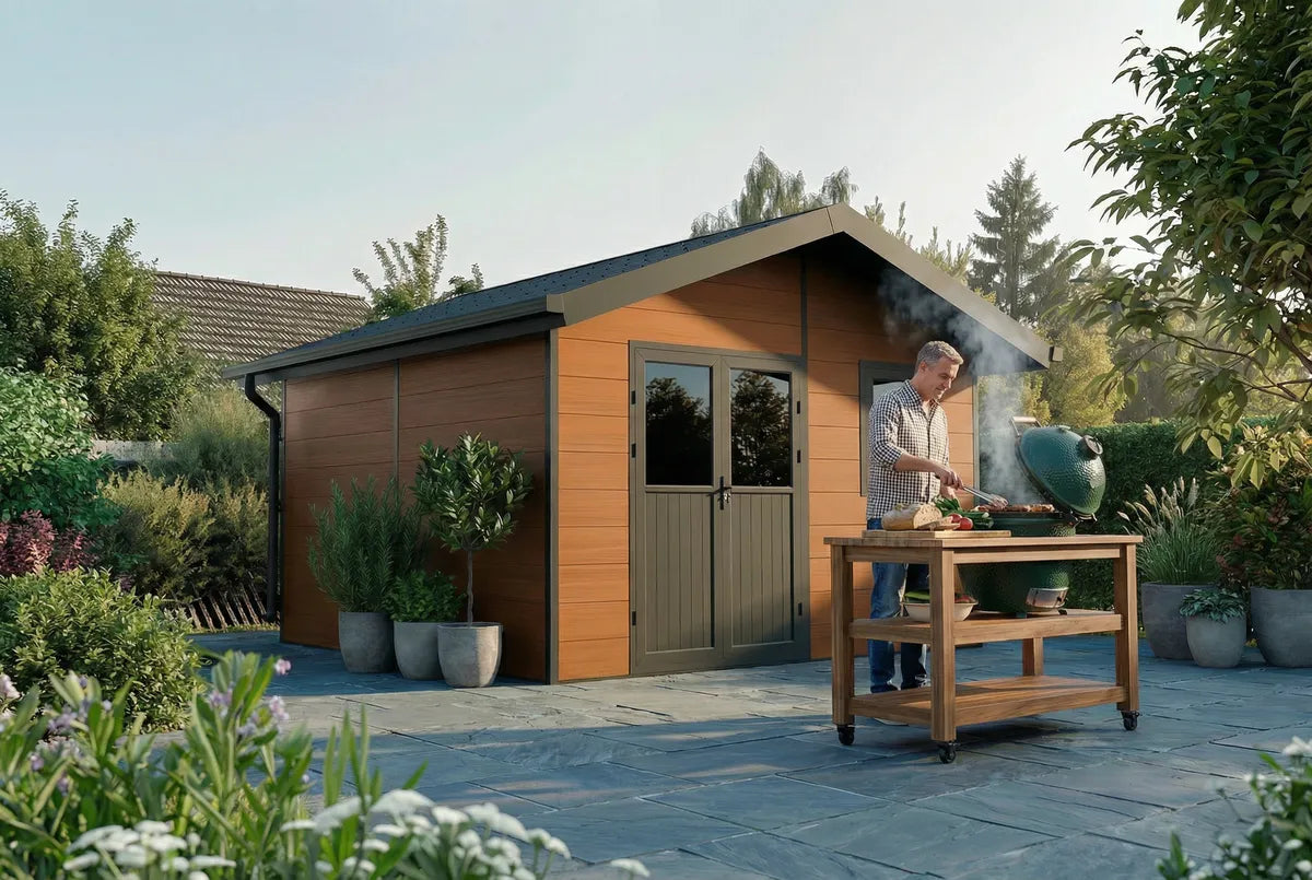 Abri composite Isora 15 m² brun, homme au barbecue sur la terrasse