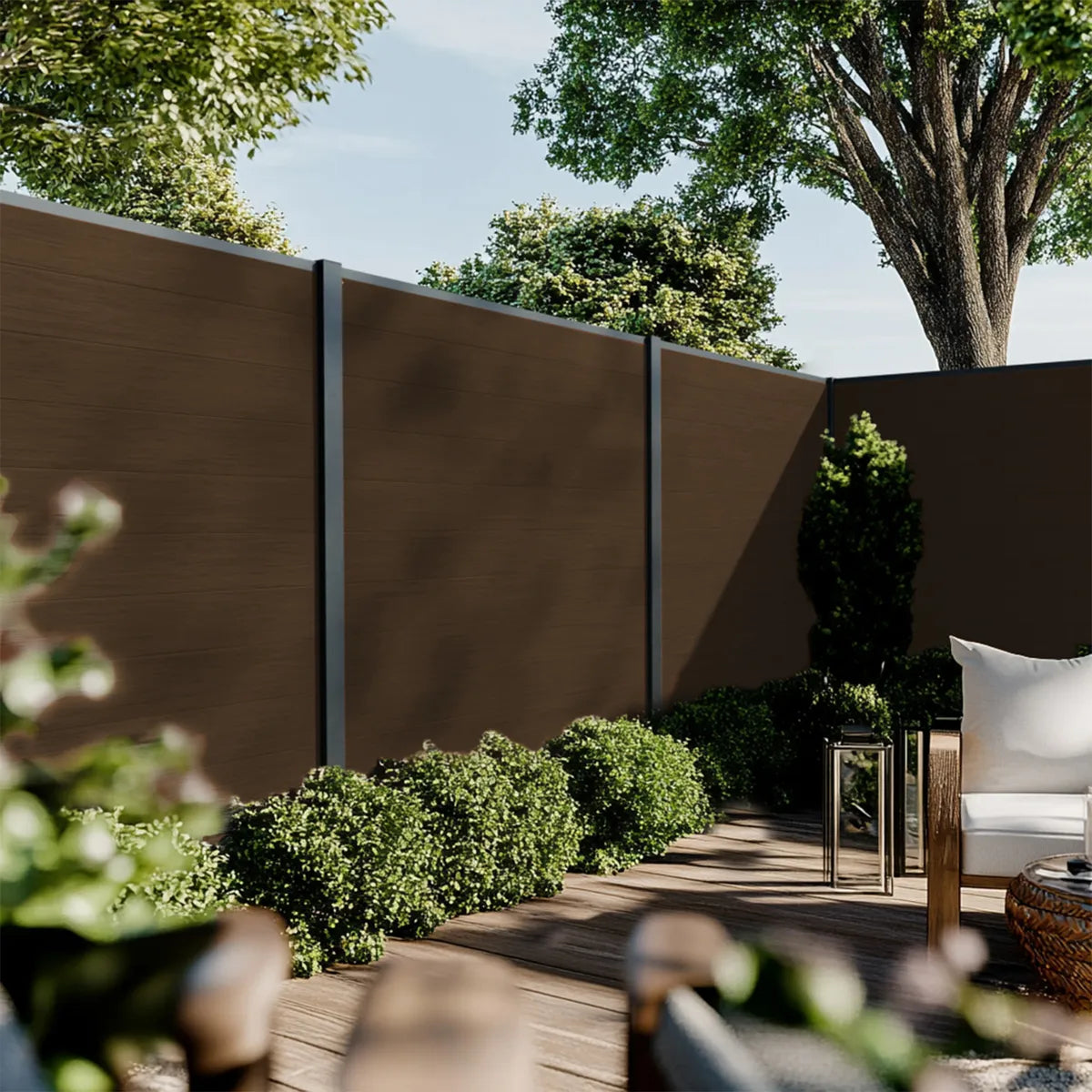 Recinzione composita Cruz in ipé, atmosfera giardino moderno ed elegante
