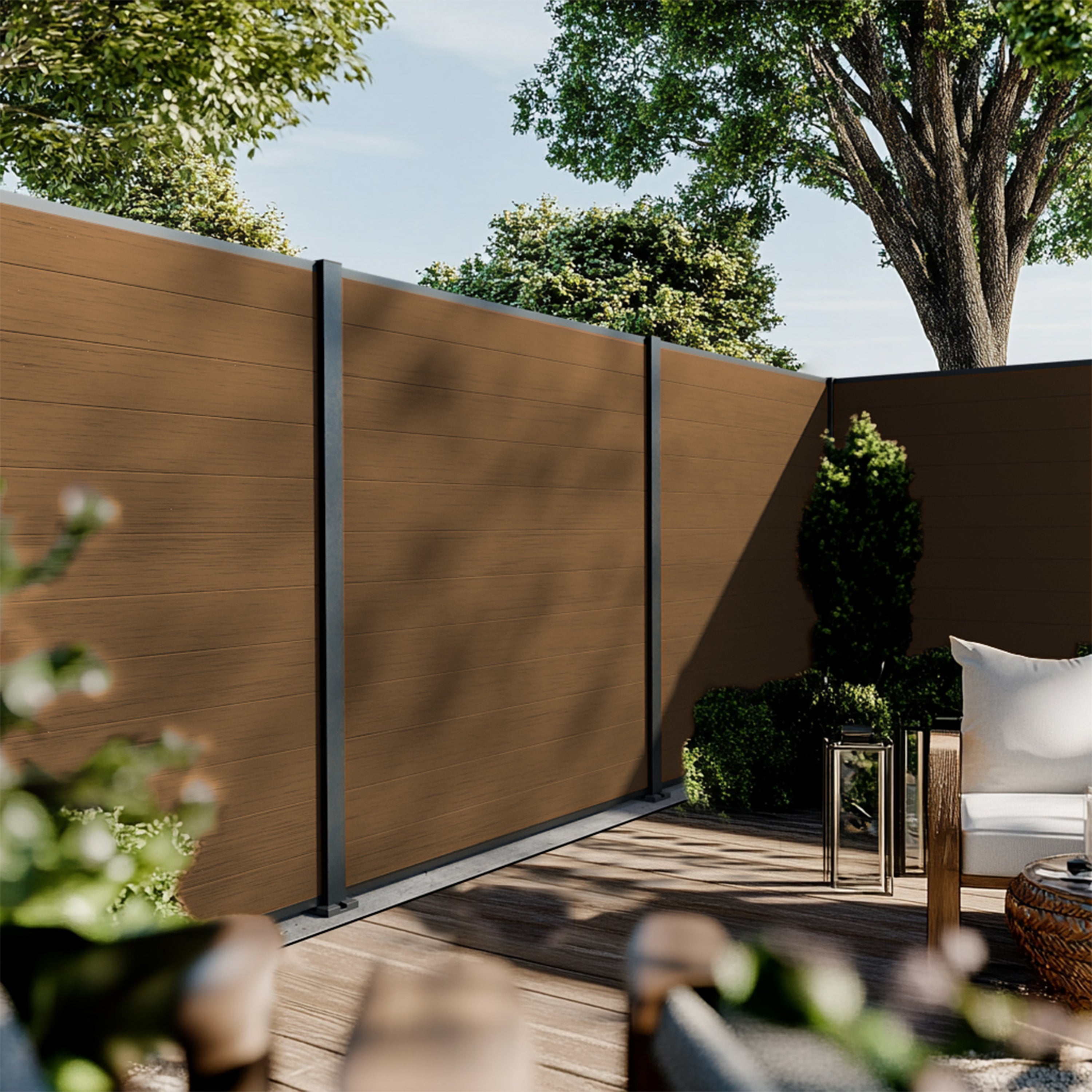 Clôture composite teck gamme Cruz, ambiance jardin moderne, éléments décoratifs