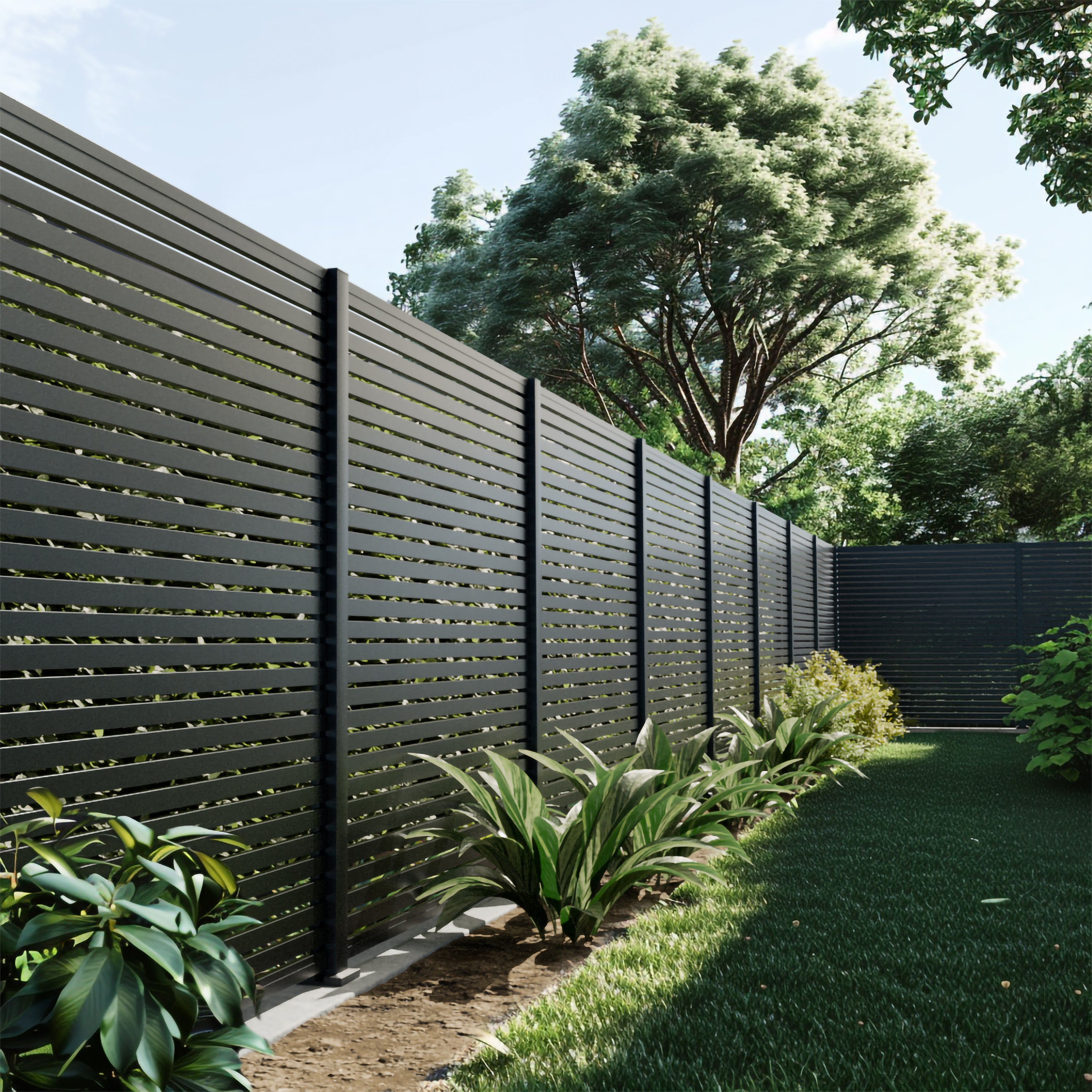 Clôture aluminium ajourée Olinda, lames 4,5 cm, aspect lattis dans un jardin