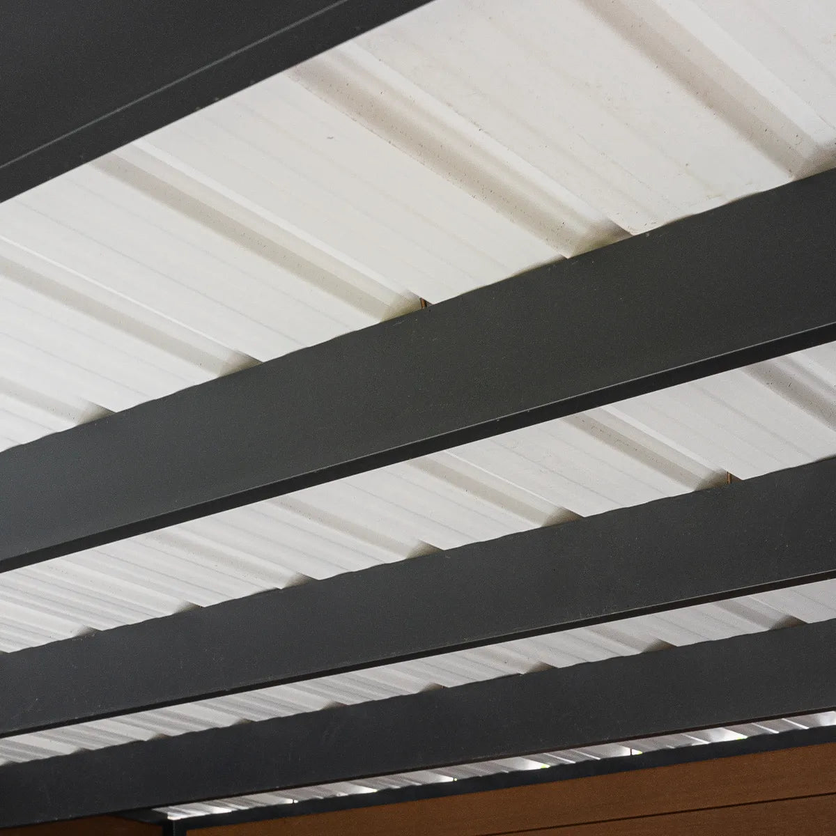 Pannes aluminium sous la toiture d'un abri composite Alma
