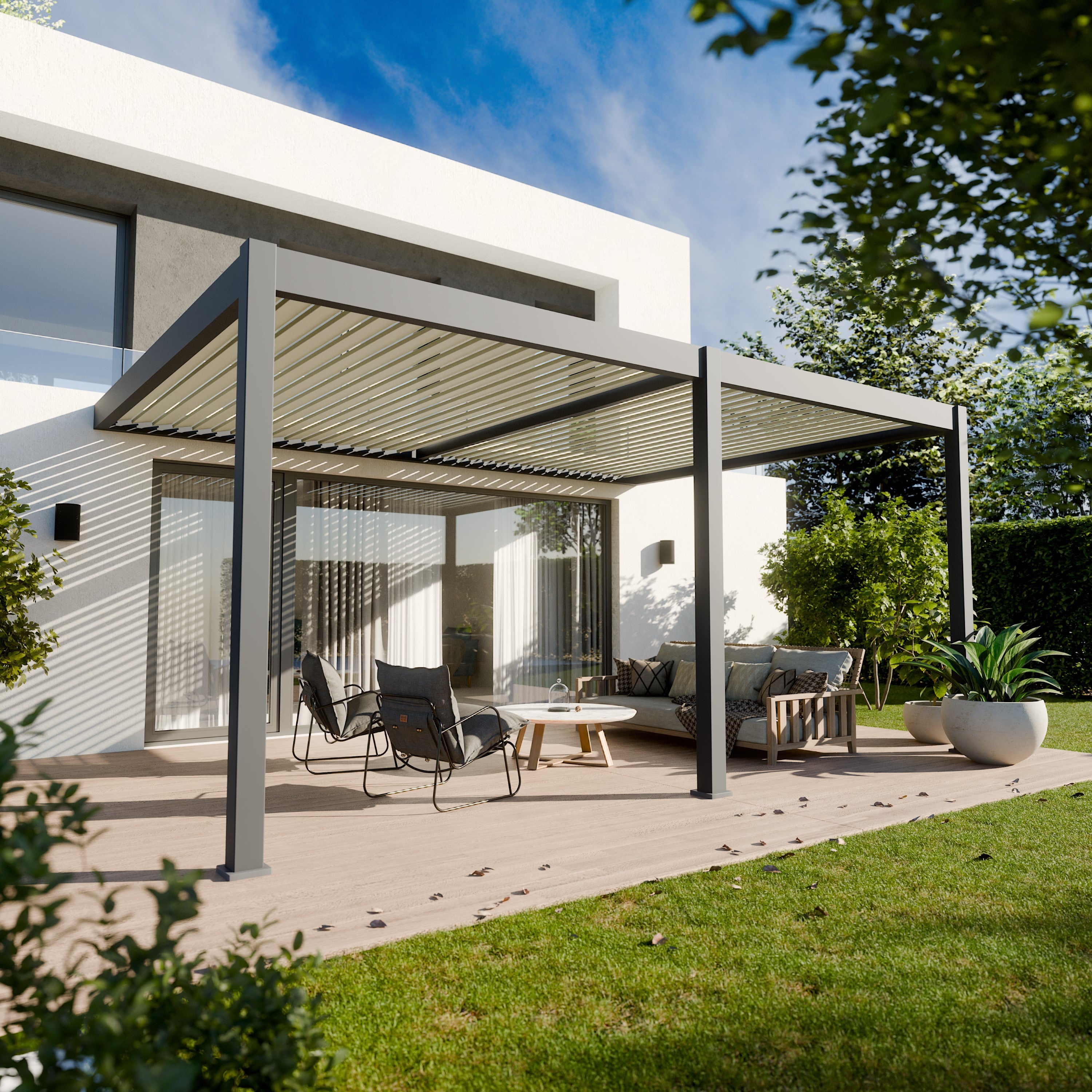 Pergola bioclimatique Elios 3x5 m aluminium gris, installée à côté d'une maison