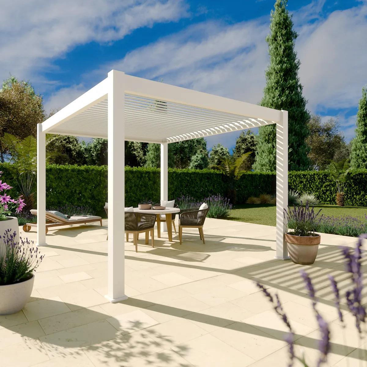 Bioklimatische Aluminium-Pergola Elios 3x4 m in Gartenatmosphäre mit Möbeln