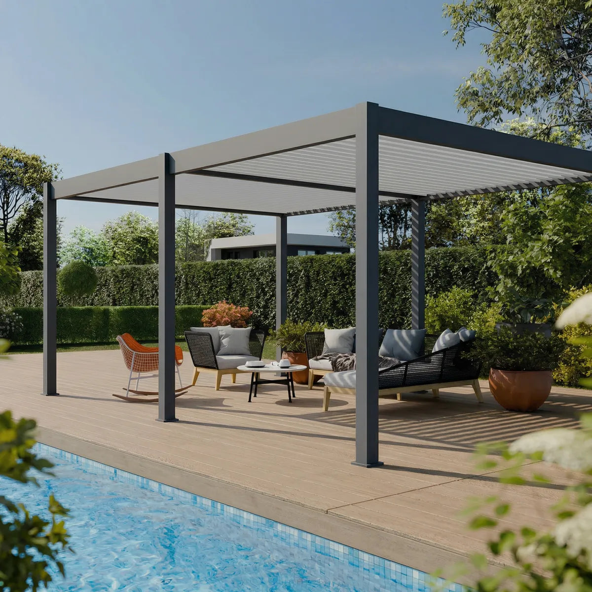 Pergola bioclimatique aluminium Elios 3x5 m sur terrasse près de la piscine