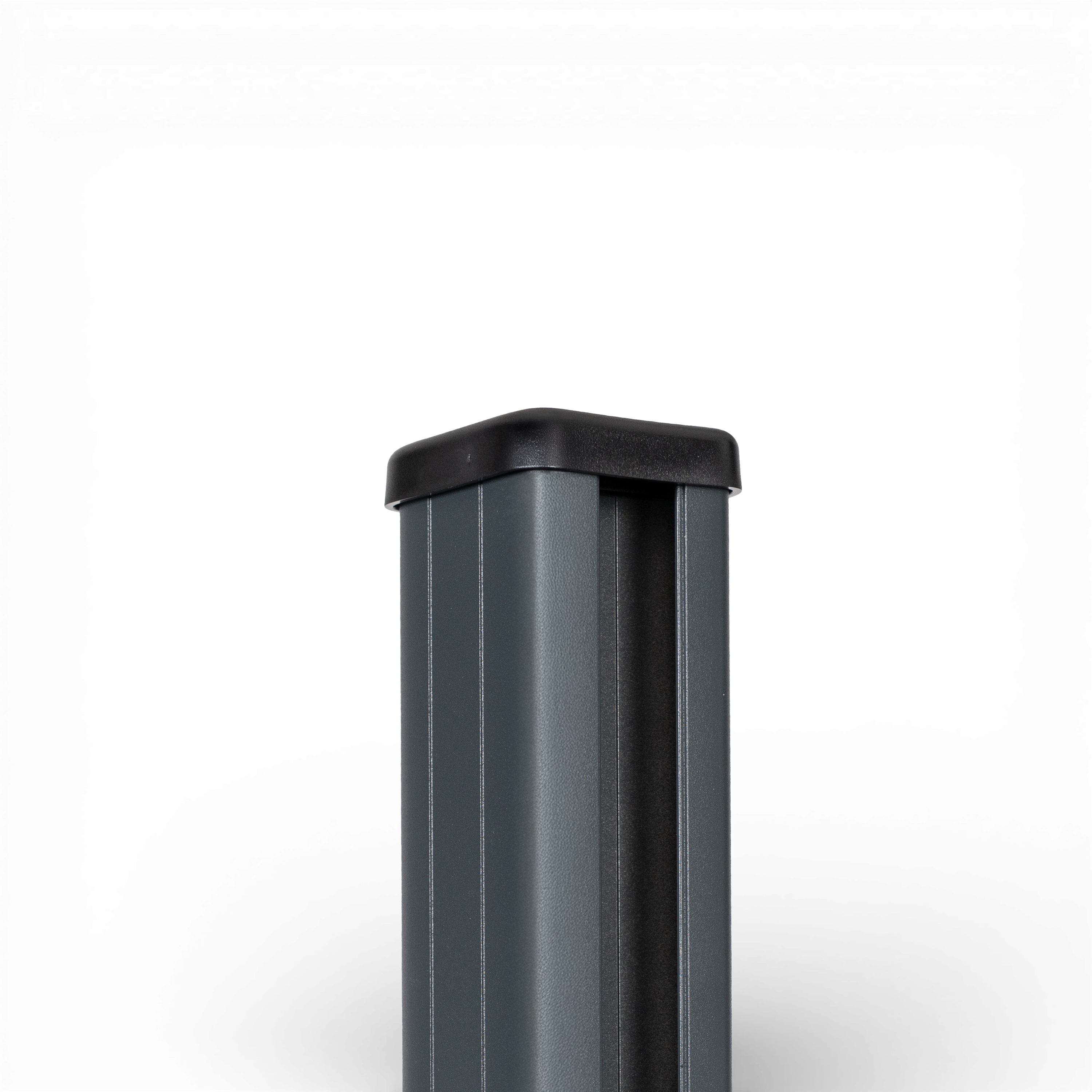 Poteau aluminium à sceller RAL 7016, 124 cm, vue détachée sur fond noir