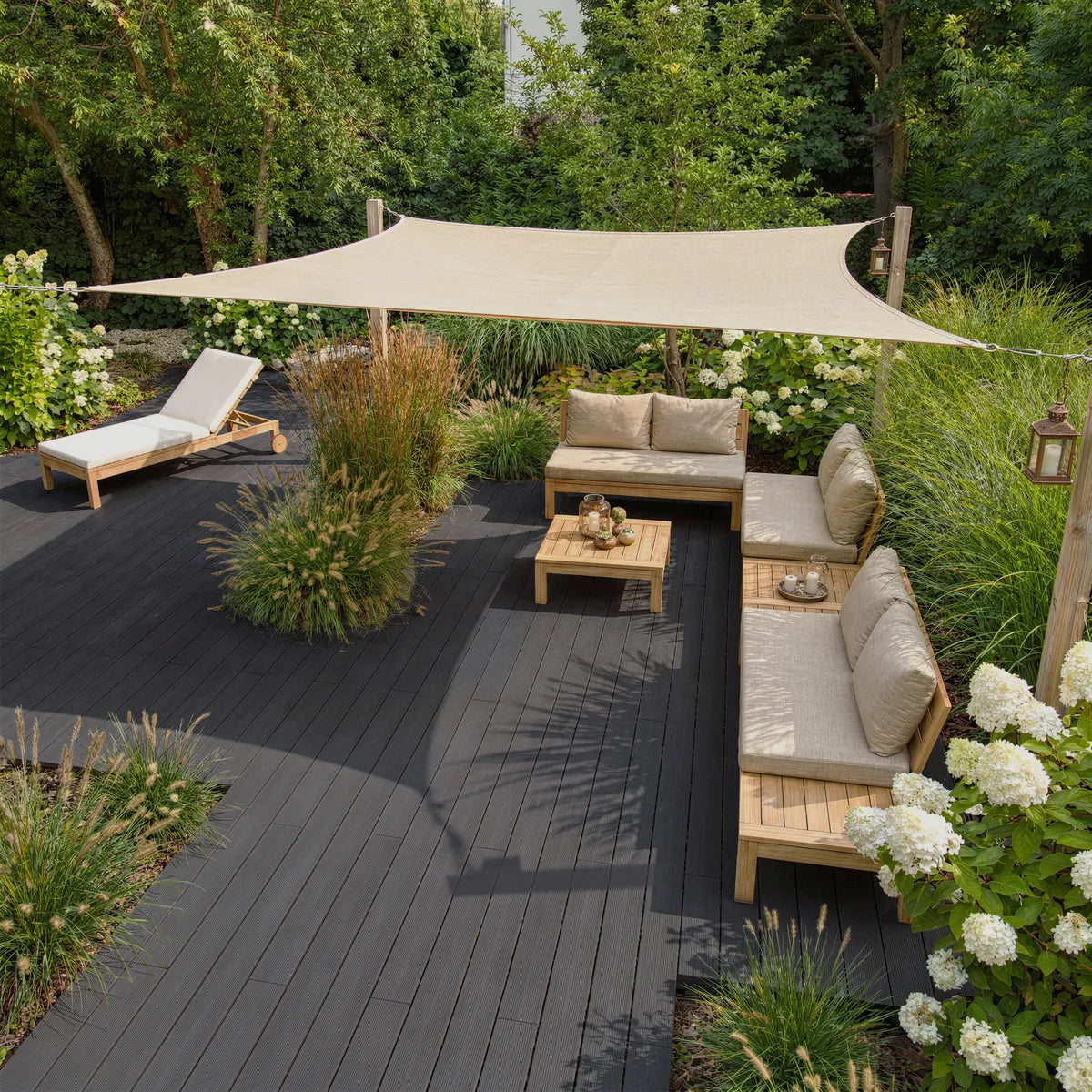 WPC-Terrasse anthrazit 22x145 mm in Gartenatmosphäre mit Möbeln