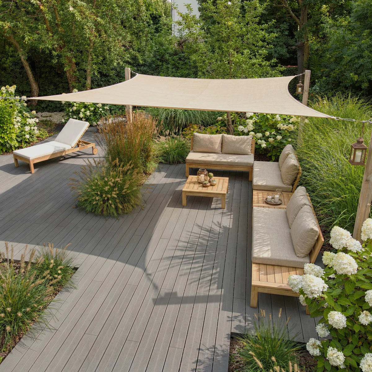 WPC-Terrasse 22x145 mm, Gartenatmosphäre mit Möbeln und Sonnenschirm